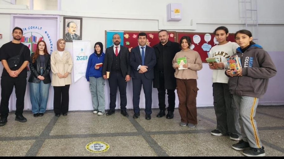 Dicle Üniversitesi Öğrencilerinden Kütüphanemize Kitap Hediyesi